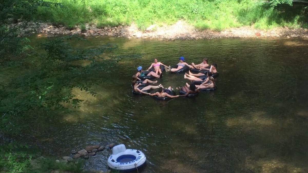 Burnsville Cottage | Rivers Edge Cabin, Swimming, Tubing, Fishing, Fire Pit, Grill, Wi-Fi, Relaxing!