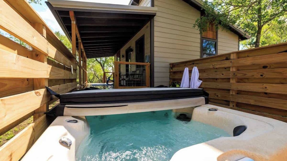 Fredericksburg House | Rivers Edge Cottages -Sleeps 36-Walk to the River!