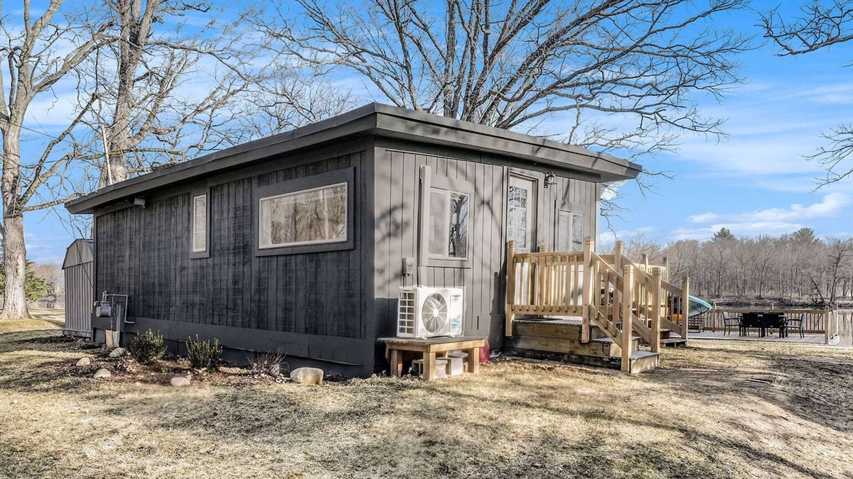 Belmont House | River’s Edge Retreat Cozy Waterfront Getaway - Waterfront for your city stay!