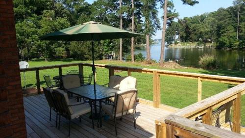 Reedville House | Rivers Edge Retreat with Kayaks and River Access!