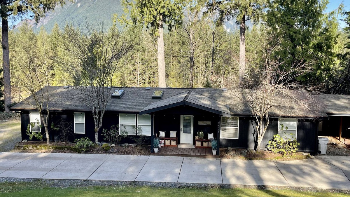 Riverbend House | Rivers Edge ~ Riverfront, Acreage and Views