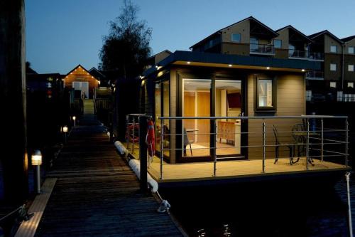 Southampton Boat Rental | Rivers stays with hot tub