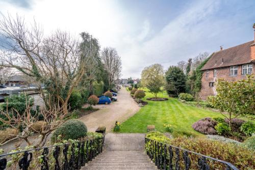 Richmond-upon-Thames Apartment | Riverside 1 Bed Basement Flat near Hampton Court Palace