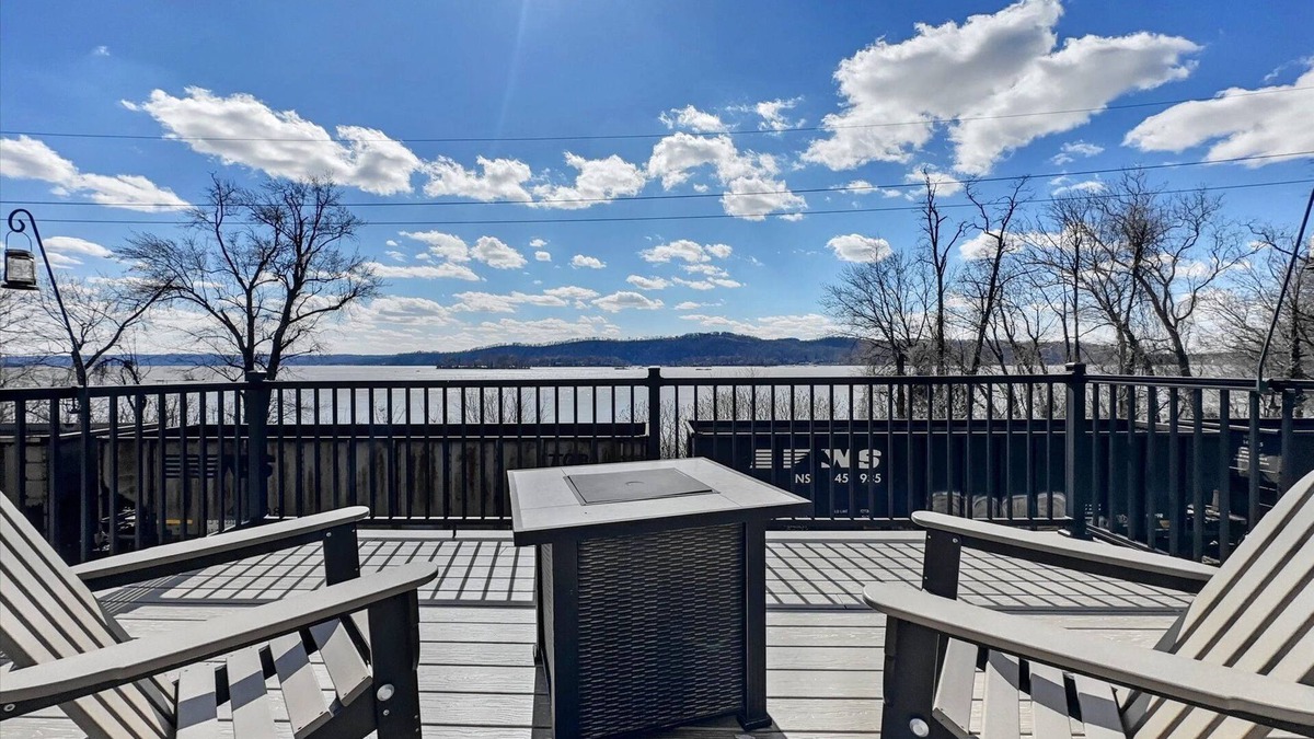 Columbia Condo | Riverside 2BR w/Kayak & Trails Nearby