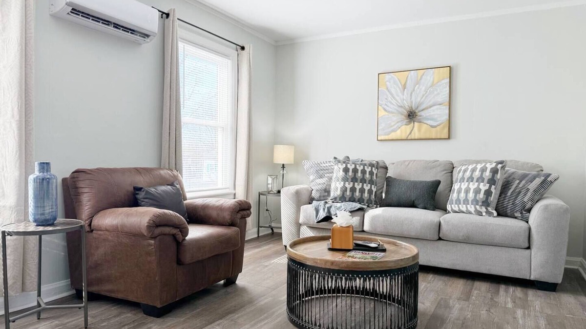 Evansville Apartment | Riverside A2 - QUEEN 2BD/1BA Apt near River