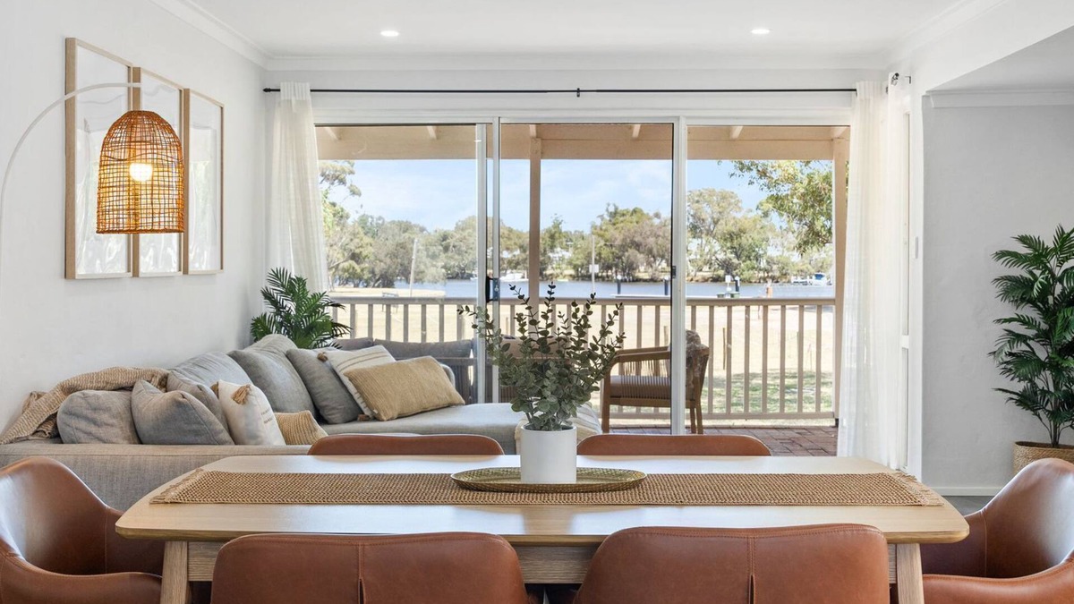 South Yunderup House | Riverside Bliss: Luxe Retreat in South Yunderup