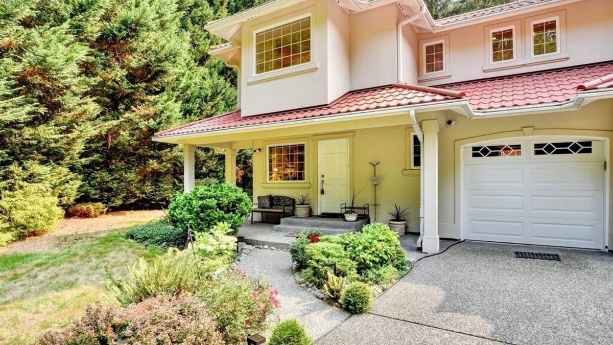 Riverbend House | Riverside Bliss: Cozy Beds, Fireplace & Gbit WiFi