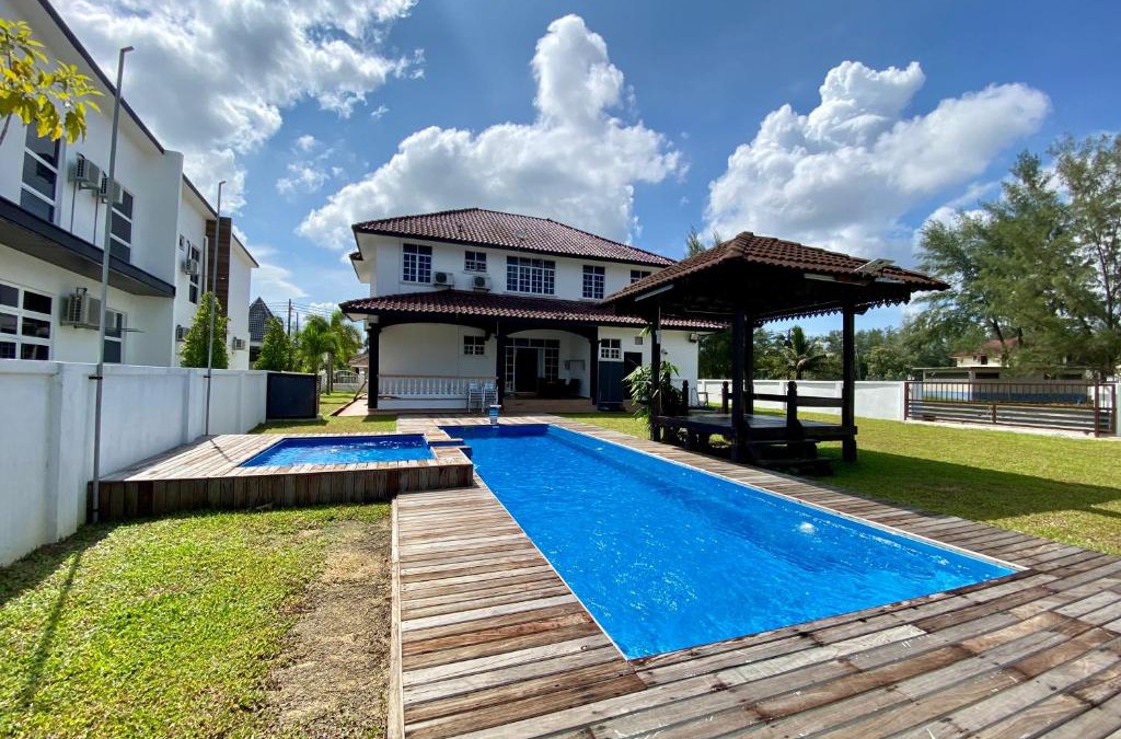 Kampung Bukit Depu House | Riverside Bungalow with Pool at Koliba, Casa del Fiume