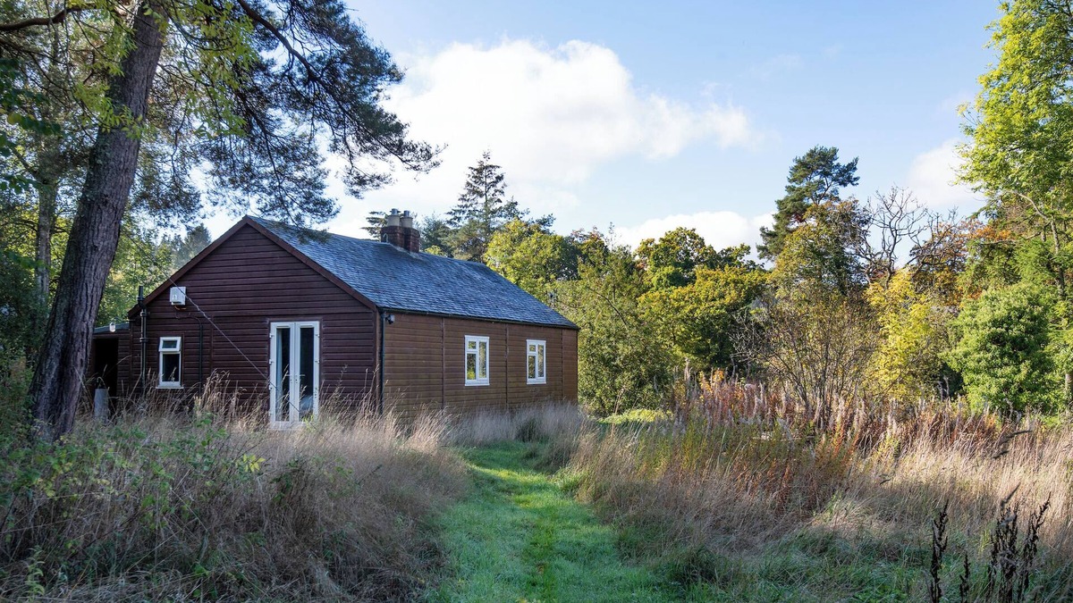 Selkirk Cabin | Riverside Cabin in pretty Ettrickbridge, just a short walk to village pub.