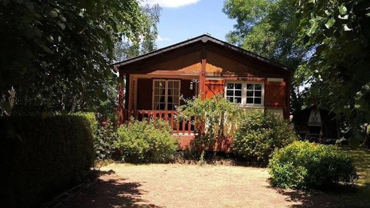 Vaas Cottage | Riverside Chalet with Terrace, BBQ, AC, Near Le Mans & Tours-Val de Loire Airport