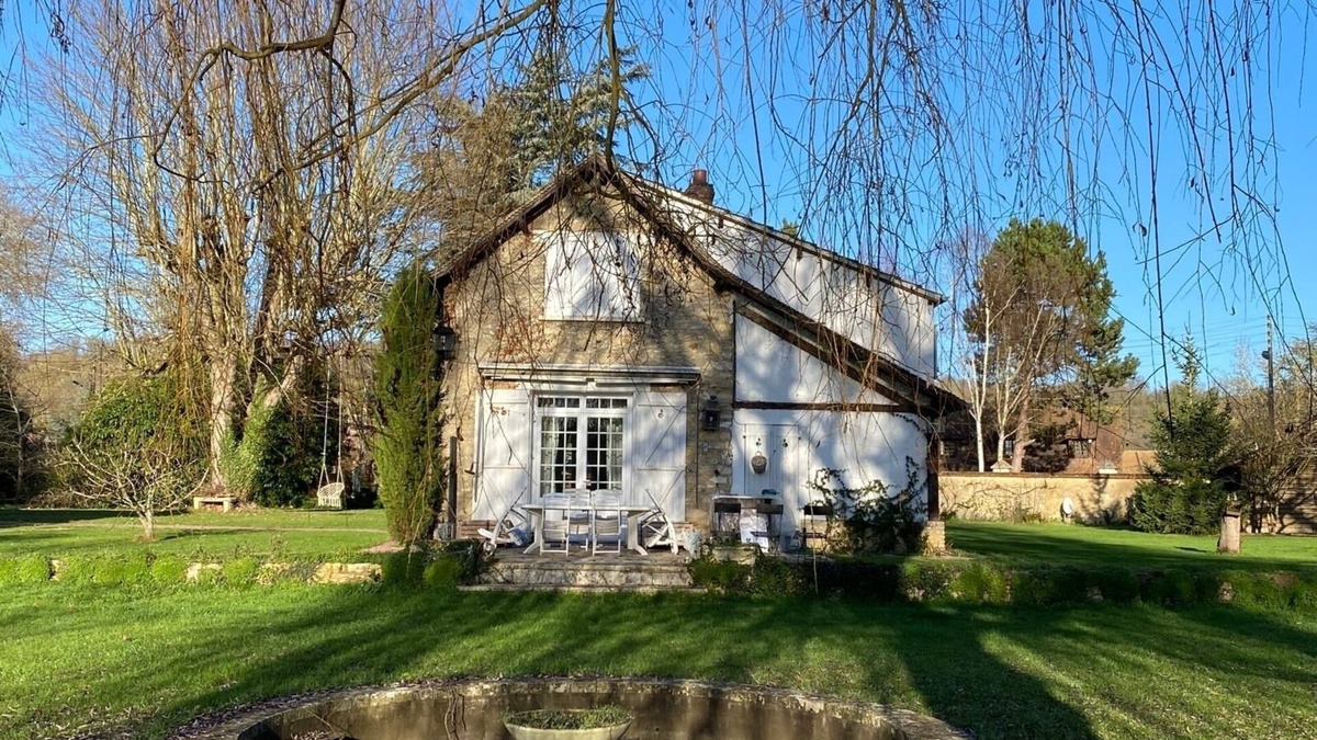 Menilles House | RIVERSIDE CHARACTER HOUSE WITH OUTBUILDING