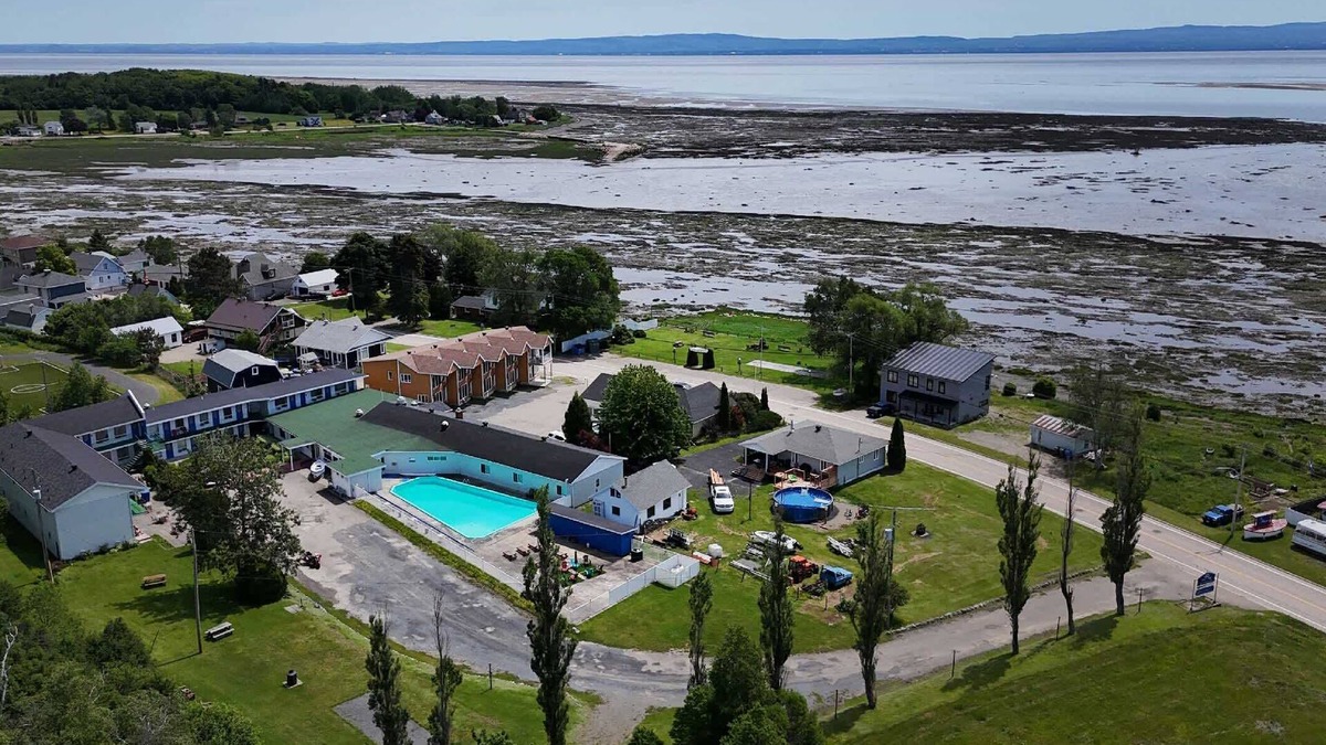 Isle aux Coudres Apartment | Riverside Condo with Pool - Les Voitures d'Eau
