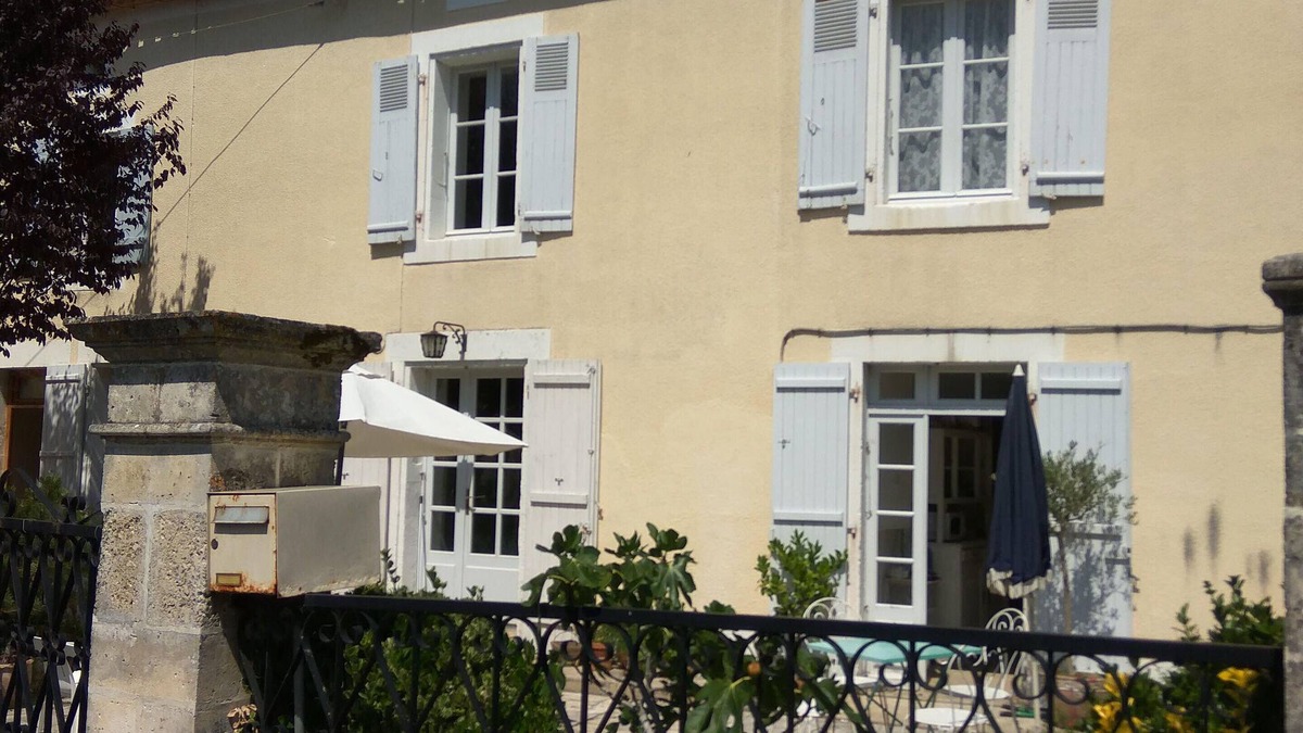 Gout-Rossignol House | Riverside cottage, traditional style
