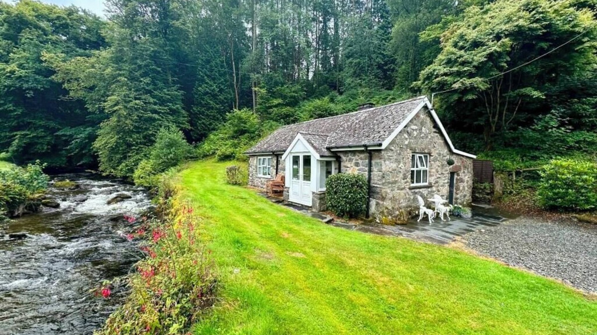 Dolgellau Cottage | Riverside Cottage, Abergwynant (sleeps up to 3) - don't forget your binoculars!