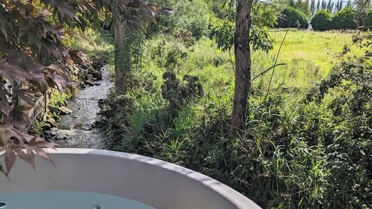 Ballyclare Cottage | Riverside Cottage at Logwood Mill