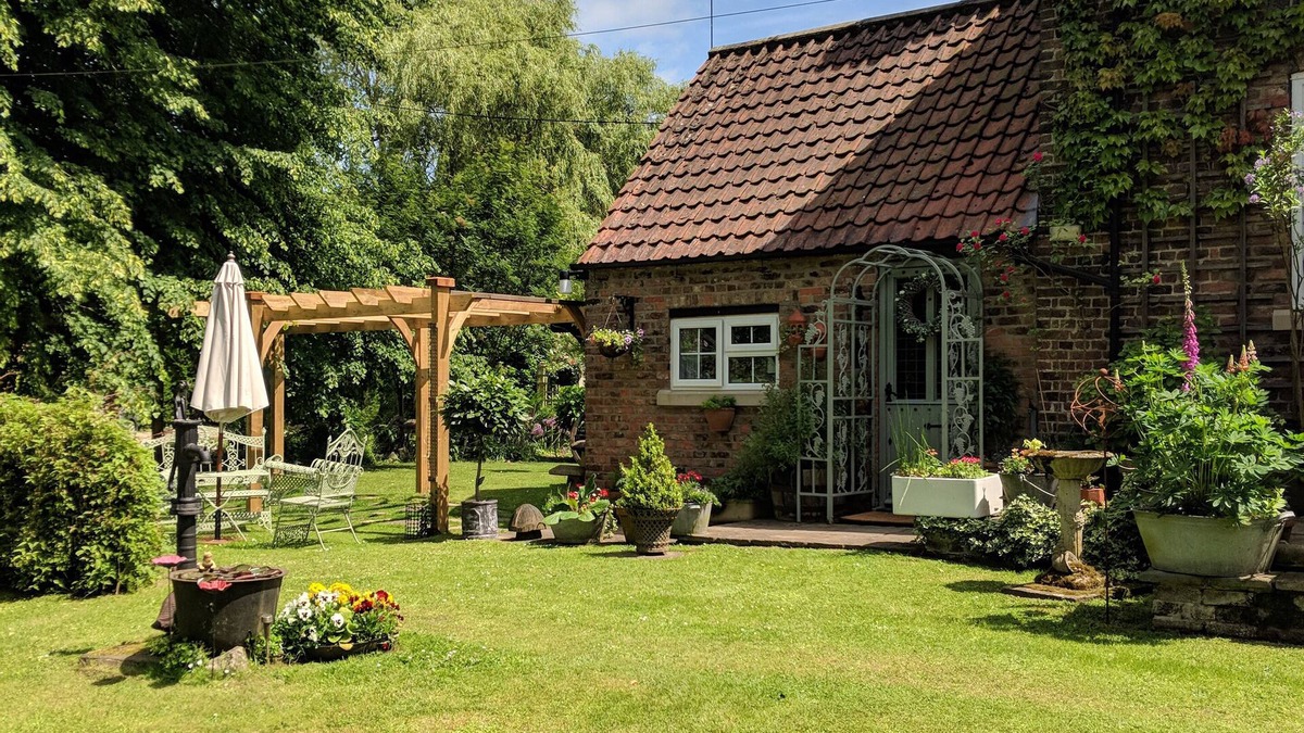 Boston Cottage | Riverside cottage in a beautiful garden in Lincolnshire.