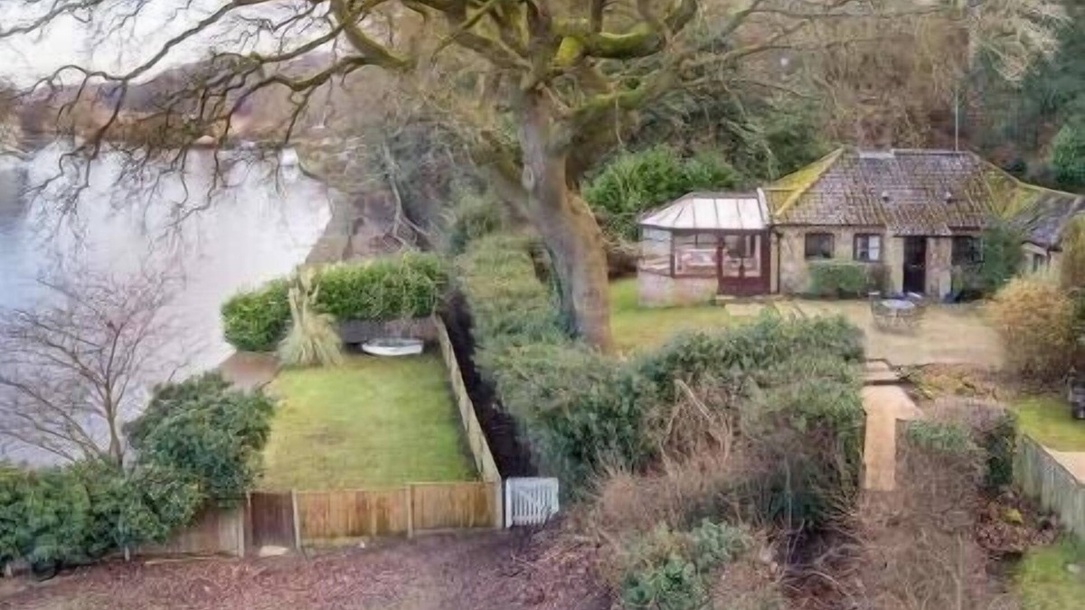 Bramerton Cottage | Riverside cottage in idyllic location with private mooring.Great for fishing!