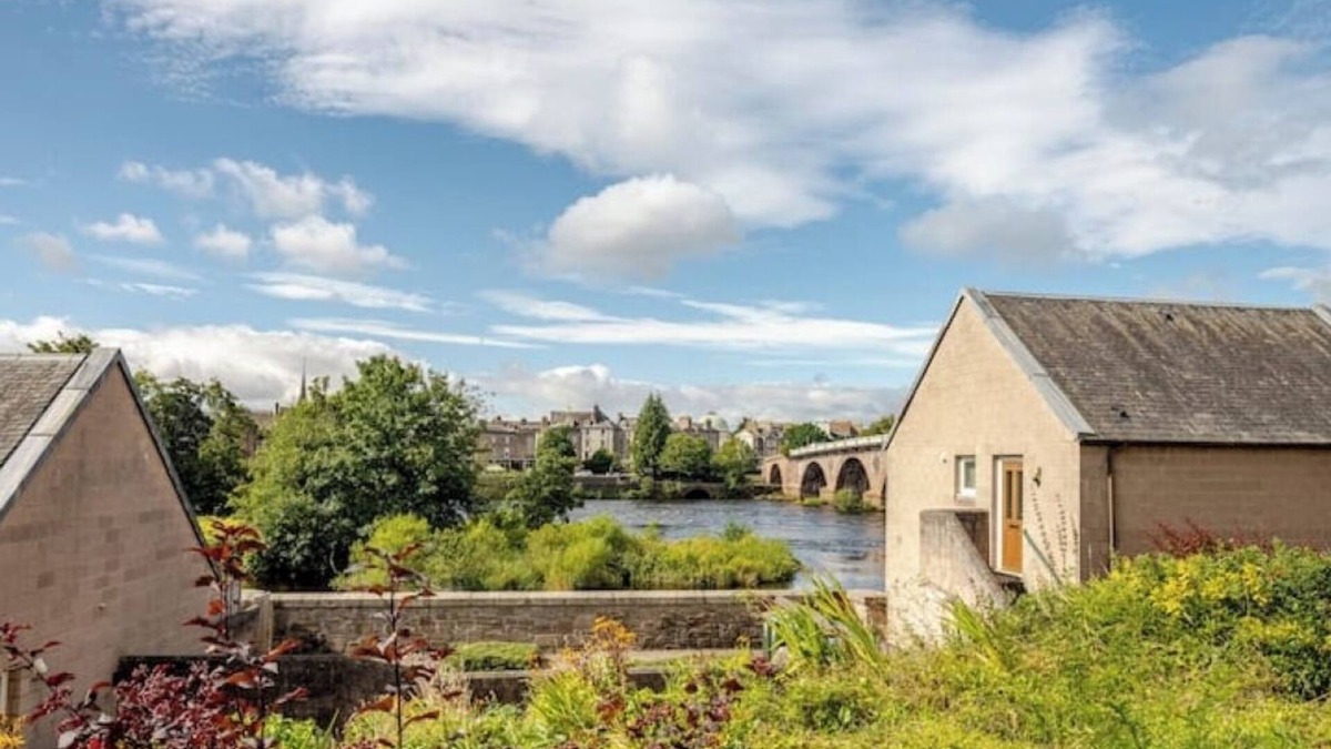 Perth Apartment | Riverside Garden Apartment with lovely River Tay views and parking nn