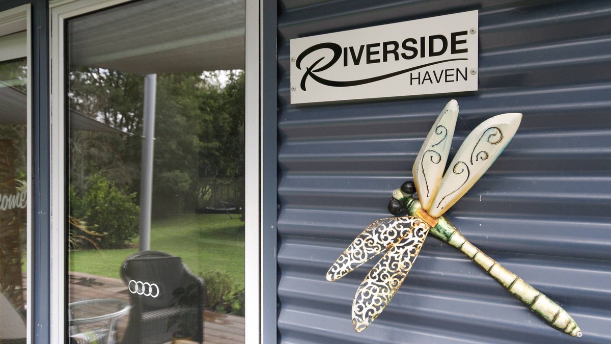 Healesville House | Riverside Haven is located in Healesville on the banks of the Watts River