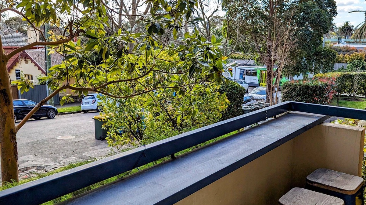 Hawthorn Apartment | Riverside Haven on City Doorstep