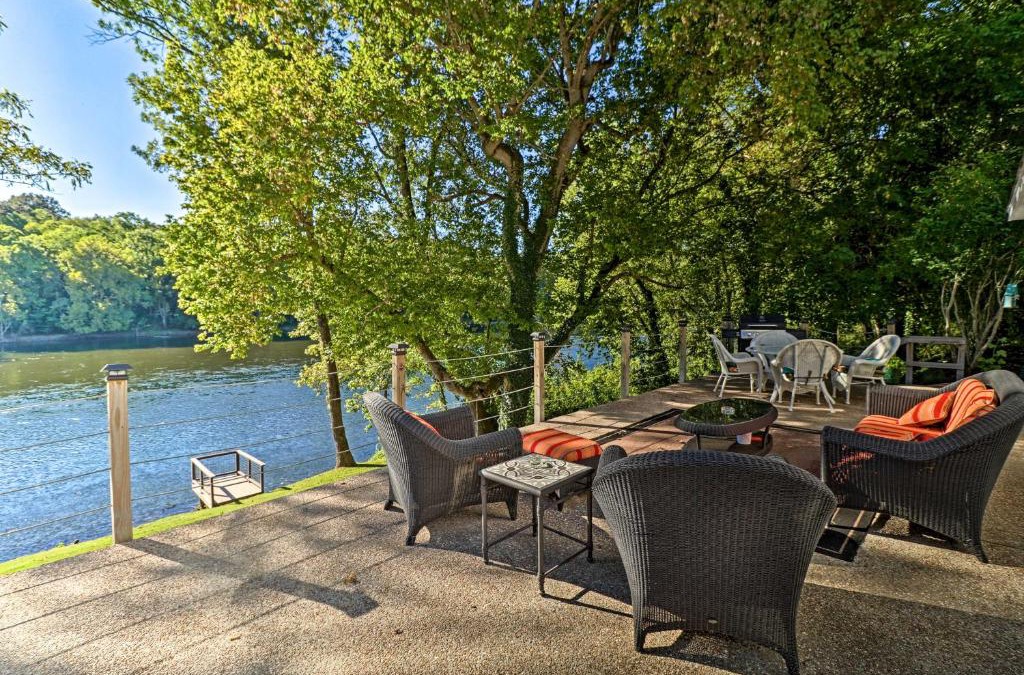 Mountain Home House | Riverside Hide-A-Way with Patio, BBQ, Fishing Pier