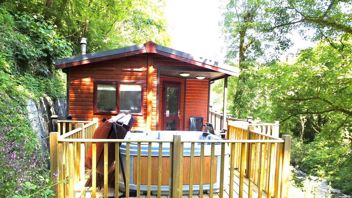 Barbrook House | Riverside Lodge with Hot Tub. Walk to Lynton & Lynmouth Towns. Free Parking.