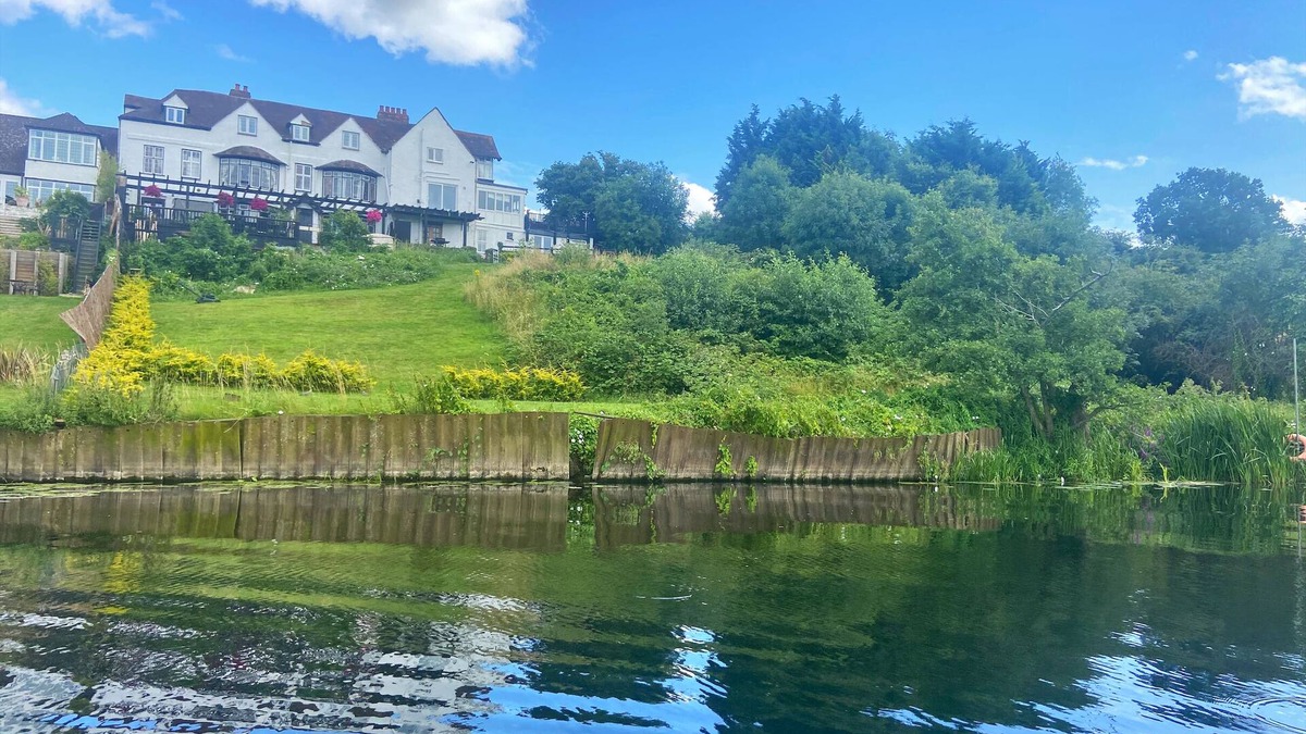 Offenham Cottage | RIVERSIDE MANOR, pet friendly, character holiday cottage in Evesham