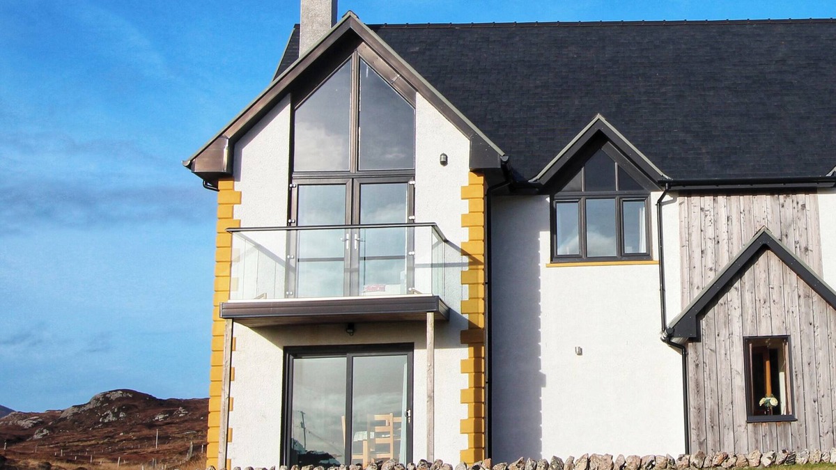 Flodabay Cottage | RIVERSIDE, pet friendly, character holiday cottage in Leverburgh