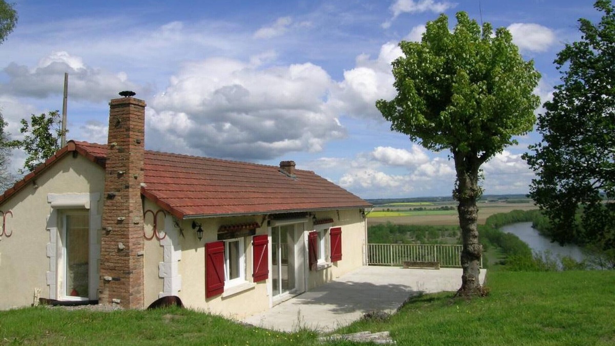 Monetay-sur-Allier Cottage | "Riverside Retreat: Cosy House with Fireplace, Terrace, Large Garden & River Access"
