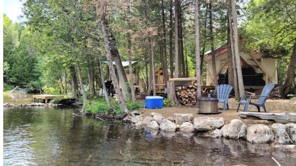 Chatsworth Cabin | Riverside Retreat waterfront Luxury Glamping King size bed and very privatenn