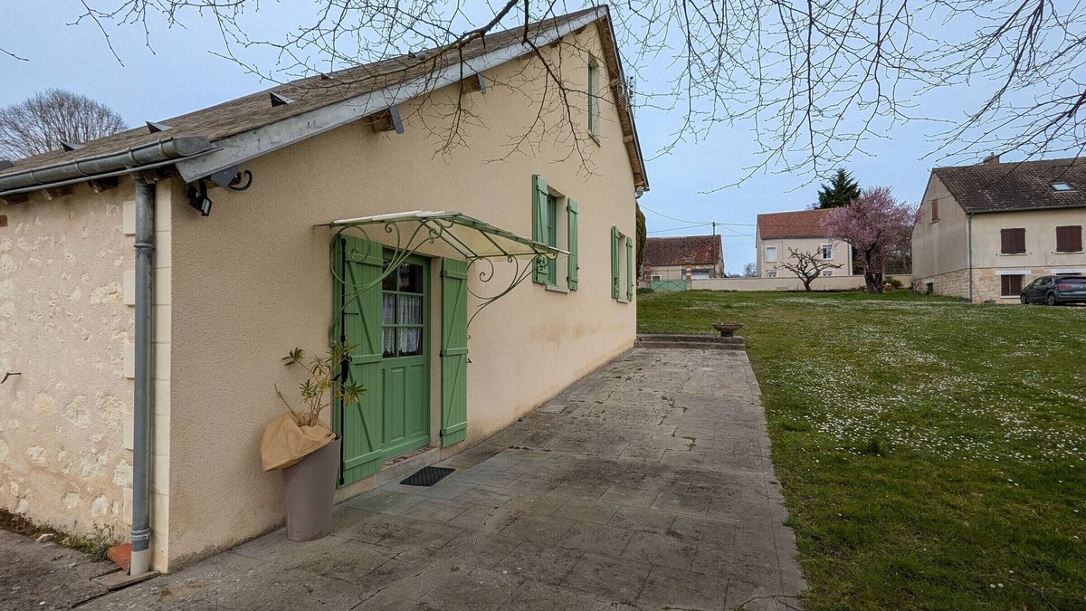 Martizay Cottage | Riverside Retreat: Cozy Cottage with Terrace, Close to Nature Park & Thermal Spa