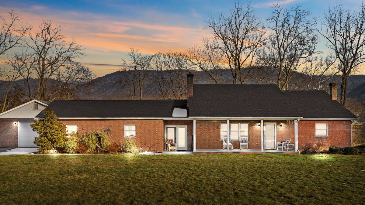 Mattawana House | Riverside Retreat | Fishing | Hot Tub - Sleeps 20+