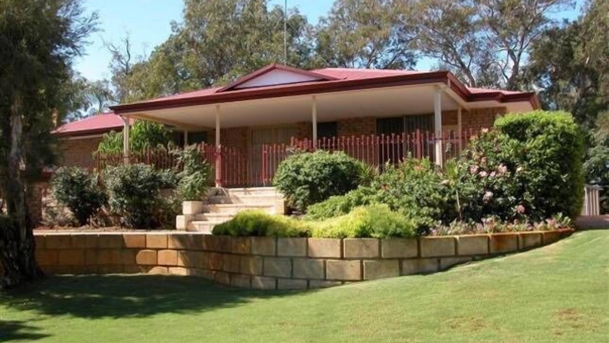 Ravenswood House | Riverside Retreat in Ravenswood