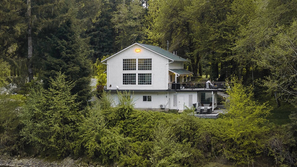 Concrete House | Riverside Retreat - Skagit River with hot tub+fire pit+views