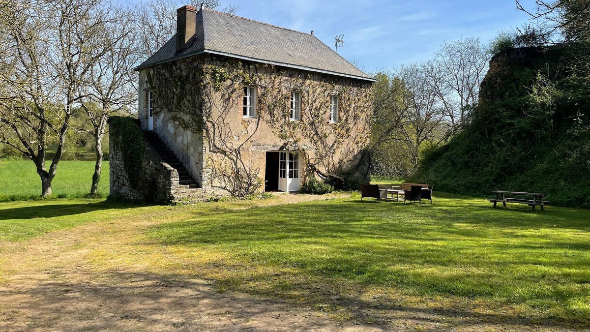 Solesmes Cottage | Riverside Retreat: Spacious 7-Bedroom House Near Le Mans with Internet, Baby Gear & Pet-Friendly