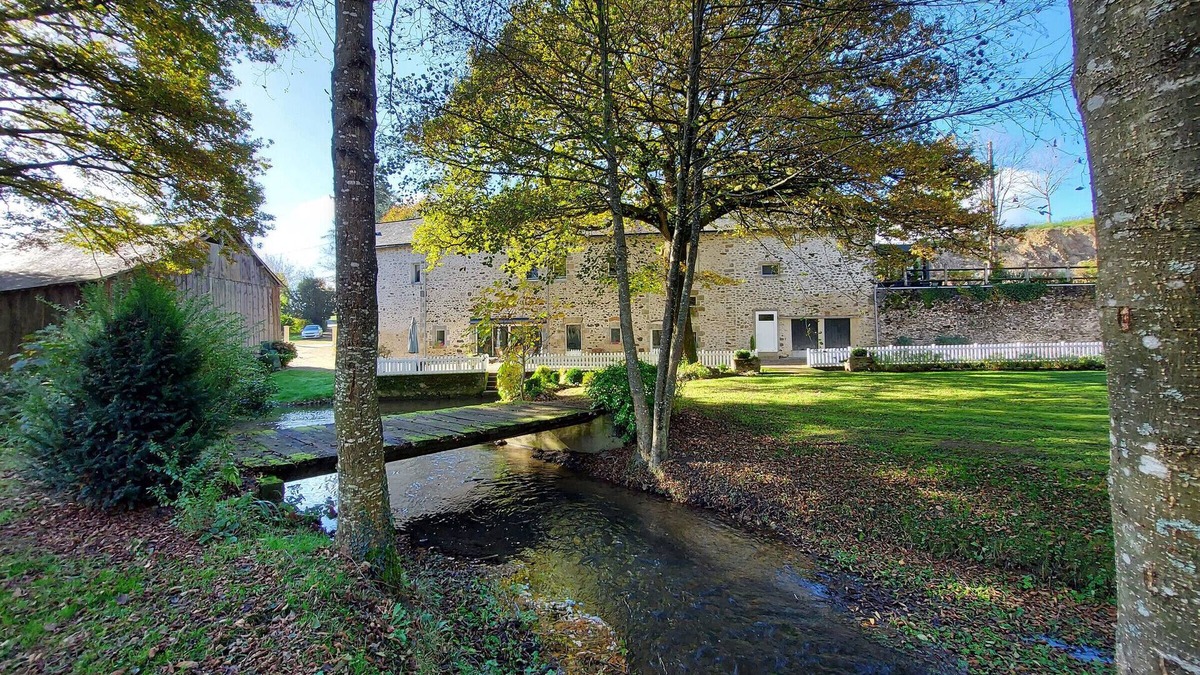 Voutre Cottage | Riverside Retreat: Spacious 3BR House, Private Fishing Pond, Near Charming Villages & Outdoor Activities