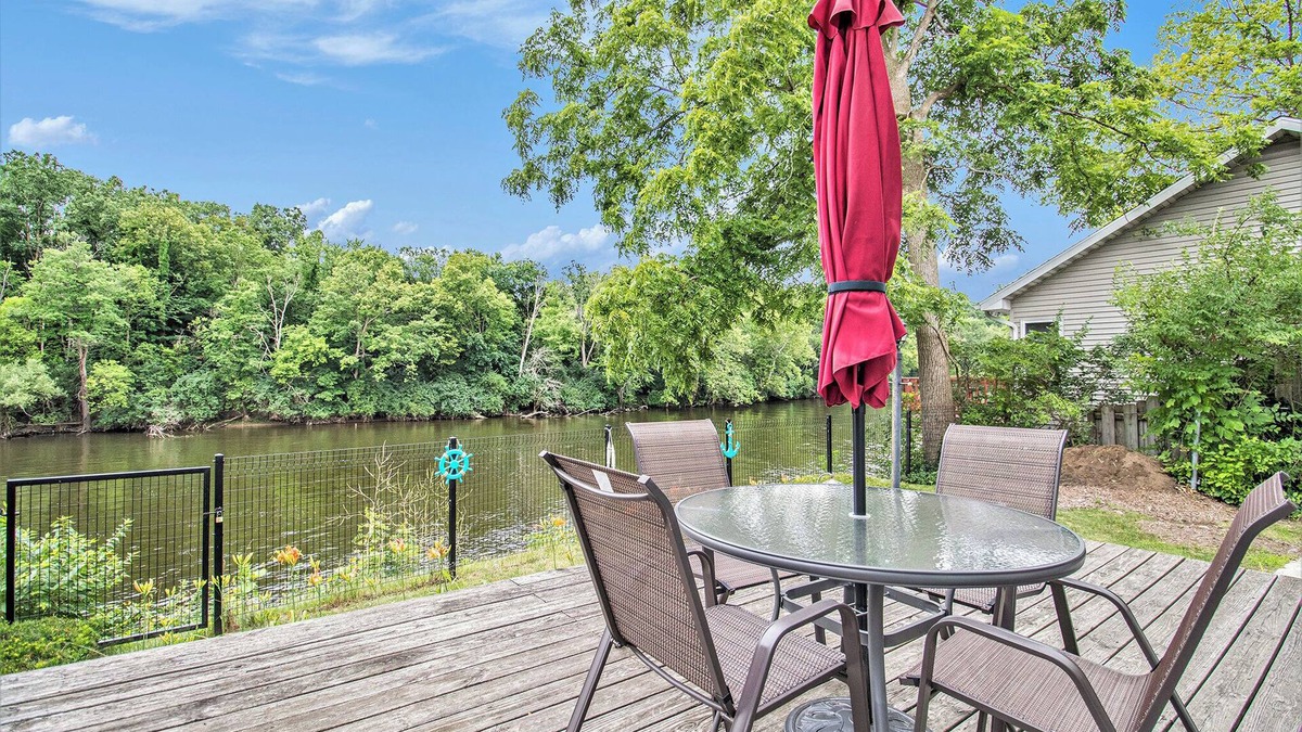 Niles House | Riverside Retreat - Walk to Downtown, YMCA, Fishing!