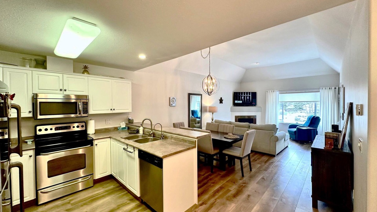 Sicamous Condo | Riverside Revive Condo w/Boat Slip, Outdoor Pool & Hot Tub, Cozy Outdoor Patio