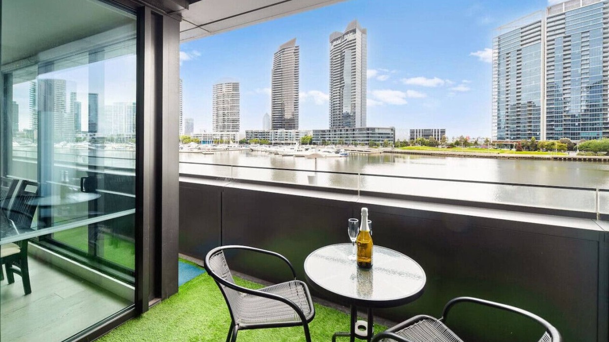 Docklands Apartment | Riverside Views Melbourne - WiFi-Netflix