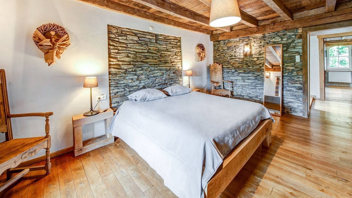 Leglise House | Riverside Villa with Charm