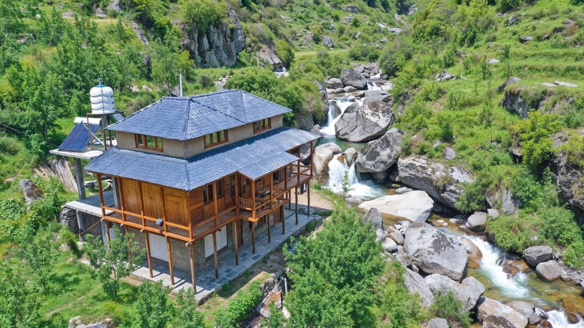 Banjar Cottage | RiverSoul Cottage 2BR in Tirthan Valley by Homeyhuts