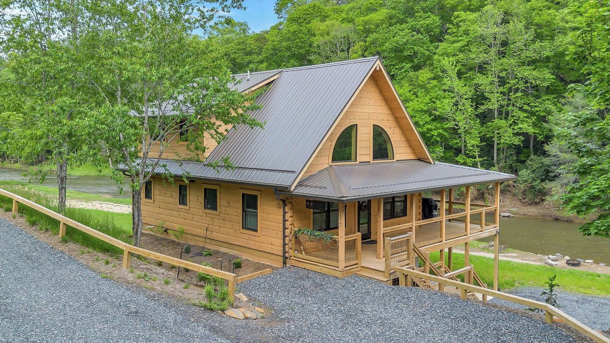 Warrensville Cabin | Riverstead Cabin - Riverfront + Wrap Around Porch + Smart TVs + Gas Fireplace + Hot Tub