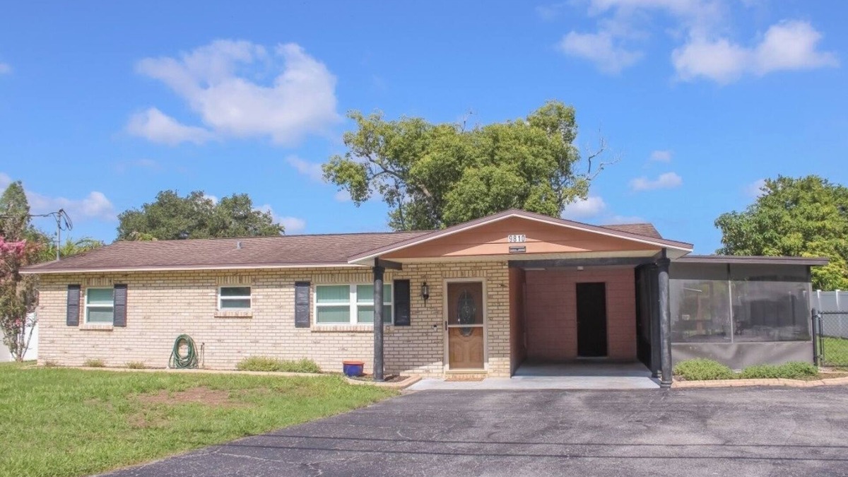 Riverview House | Riverview 2 BD - HUGE yard Pet Friendly!