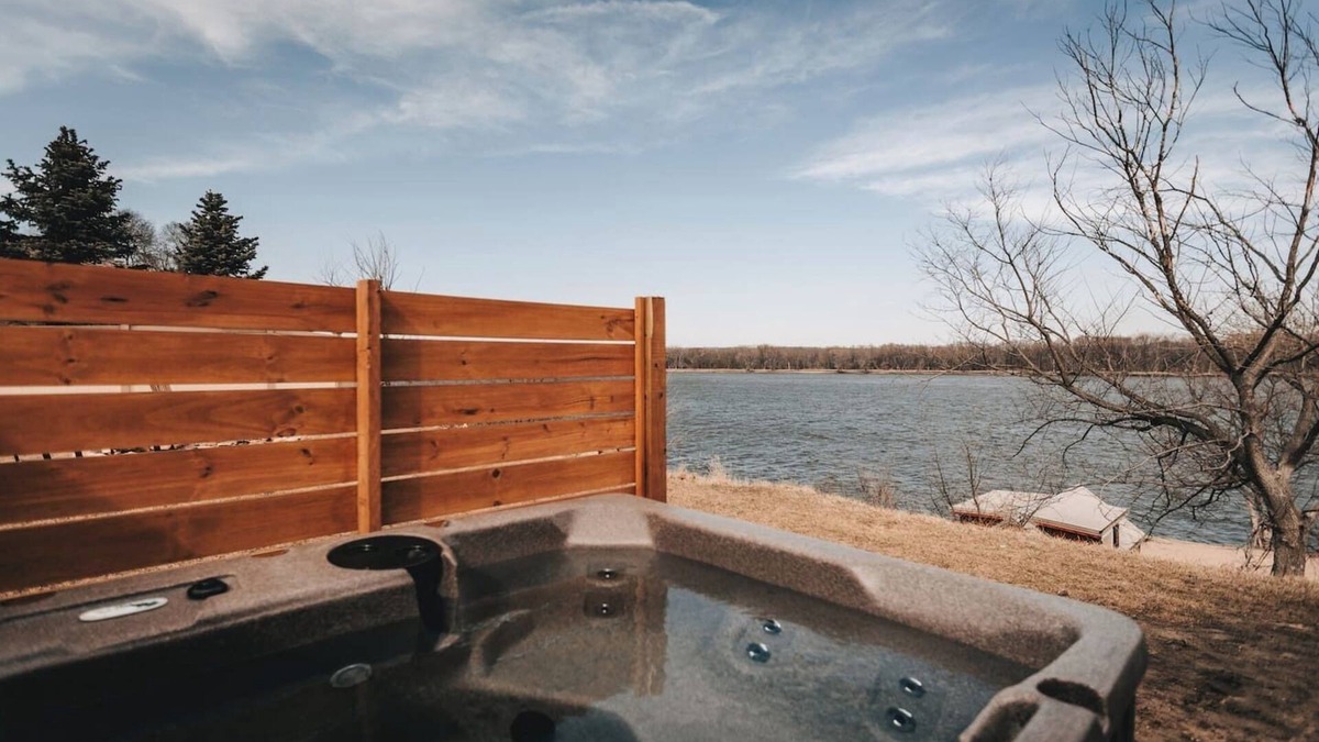 Bellevue Cabin | Riverview Cabin + Hot Tub w/TV+ Pickleball Court