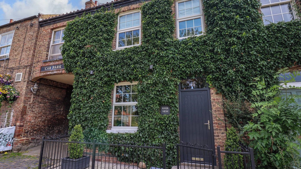 Stamford Bridge House | RIVERVIEW, family friendly, luxury holiday cottage in Stamford Bridge