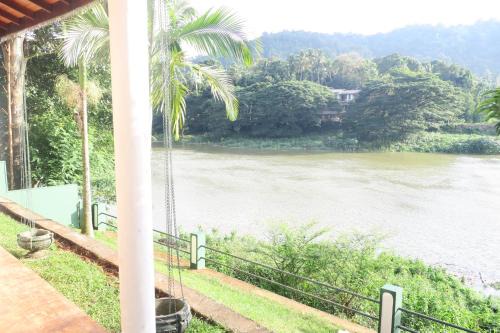 Sirimalwatta House | Riverview Glass Room