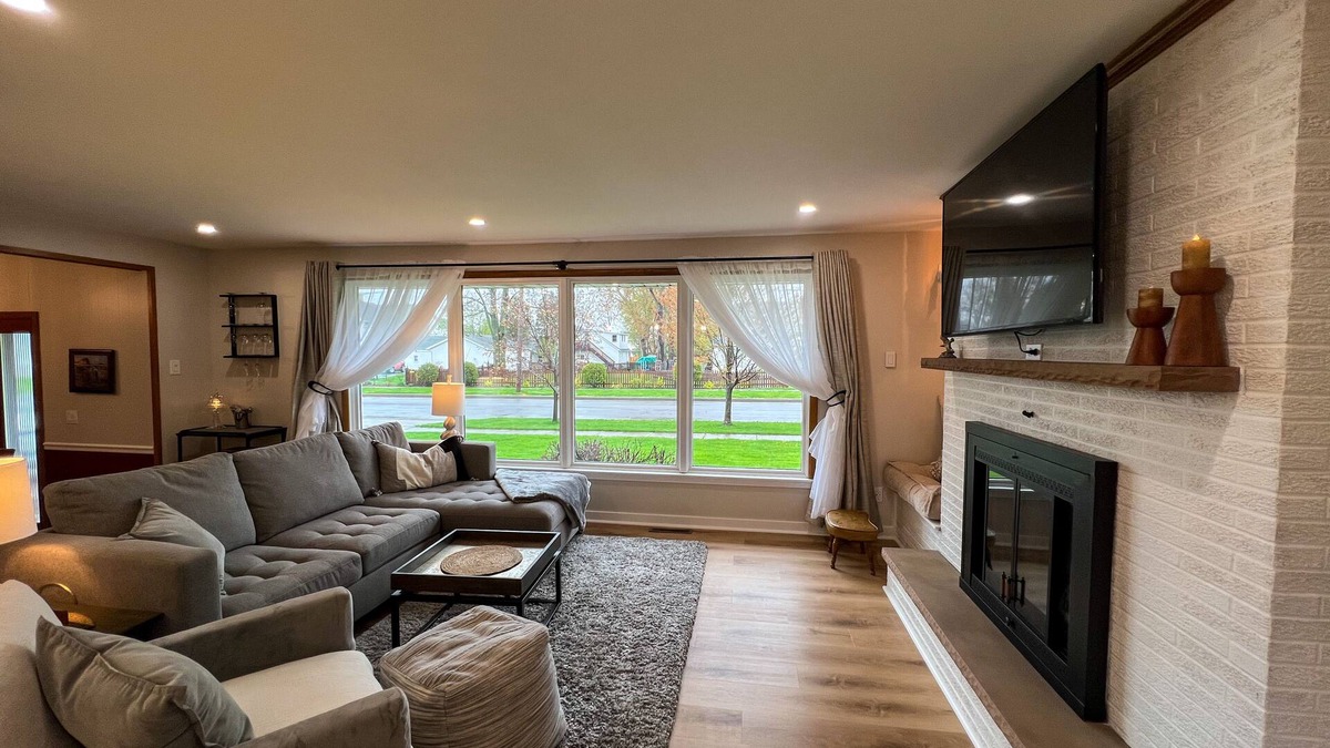 Tonawanda House | Riverview House: 13 miles to Niagara Falls and 12 miles to Buffalo
