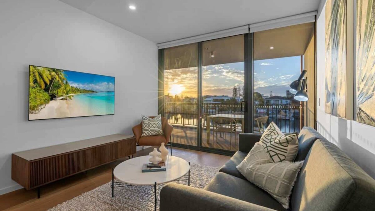 Surfers Paradise Apartment | Riverview Retreat Pet-Friendly Apt + Pool/Parking
