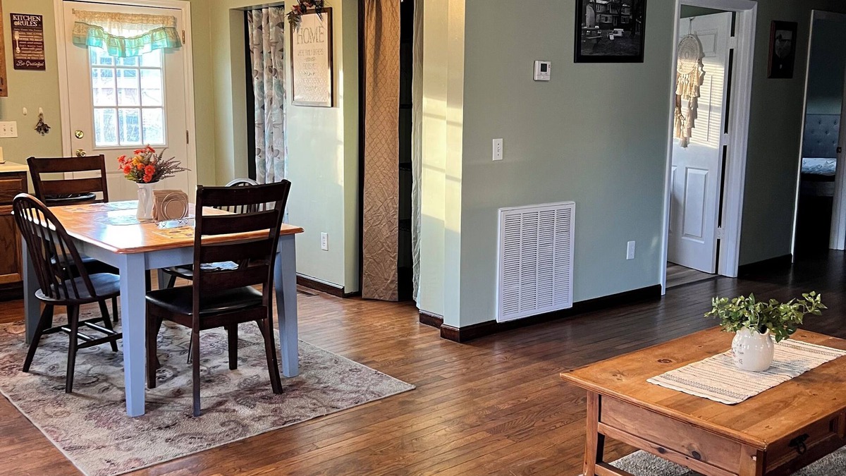 Chapmanville Apartment | Riverview Retreat II, Charming 2 BR apartment with WiFi in Chapmanville, WV