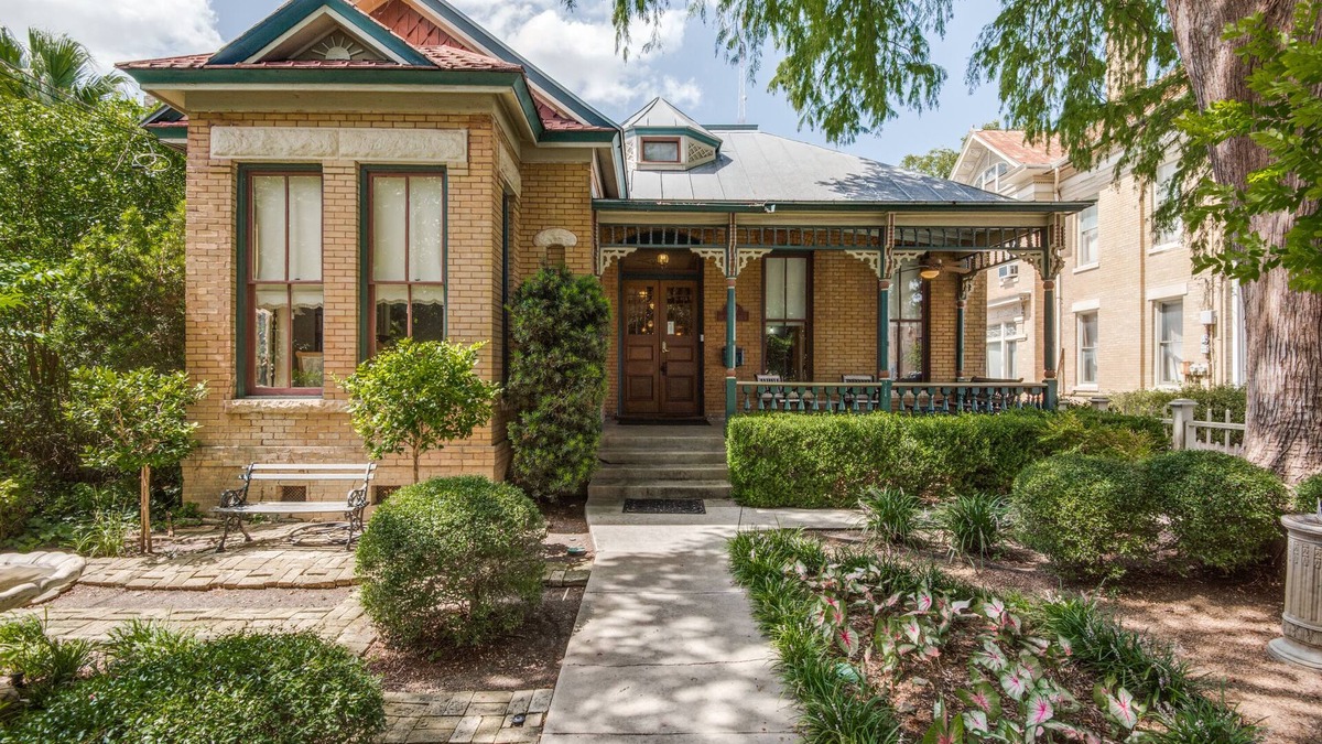 Arsenal House | Riverwalk/King William Gem with Pool